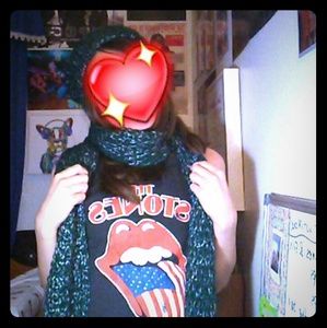 A green Scarf with a Bennie